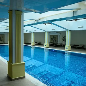 Parklands & Pool Hotel